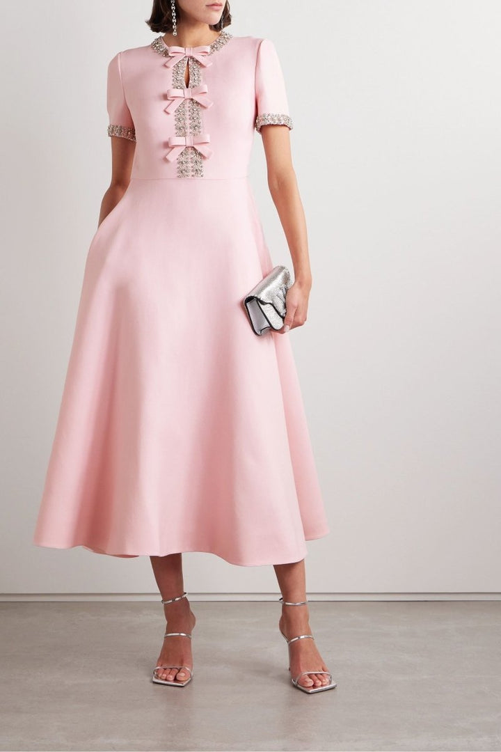 Aria™ | Kleid mit Kristallverzierungen und Schleifendetail